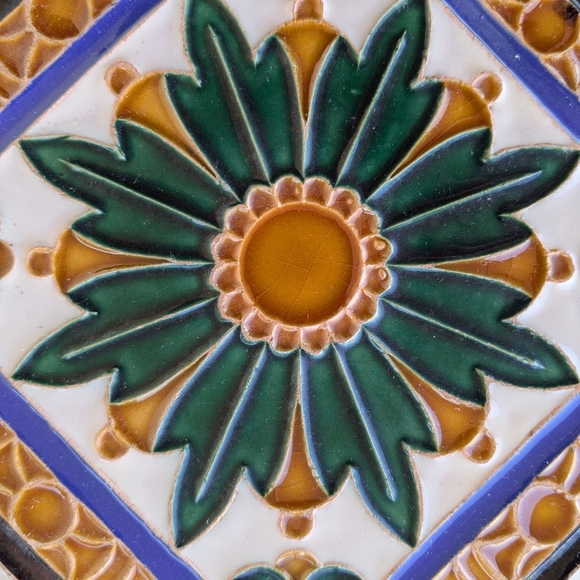 Vintage Spanish tile wall hanging - Picture 8 of 12